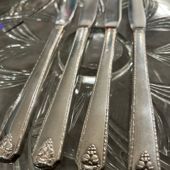 Silver Plated Oneida Prestige Knives set of 4 | Vintage Mid-Century Silverware - Picture 3 of 4